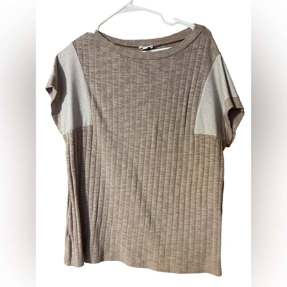 Buckle, BKE nude pink top. Great for work.